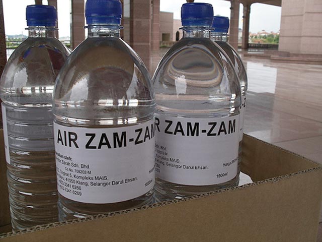 В Саудовской Аравии запретили в Рамадан торговать водой у дорог: мошенники продают ее как святую воду из источника Замзан