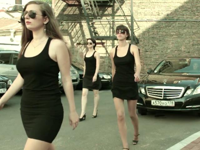 Молодые нацболки, одетые в черные обтягивающие мини-платья, черные туфли на каблуках и темные очки, приезжают во двор на черном Mercedes представительского класса