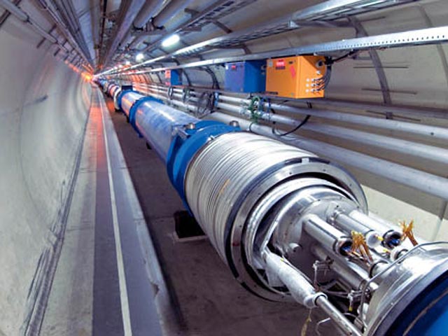 Большой адронный коллайдер уже перевыполнил "план" на 2011 год в два раза - накопленная светимость, то есть количество частиц, пролетевших в коллайдере, к настоящему моменту достигла 2 обратных фемтобарн