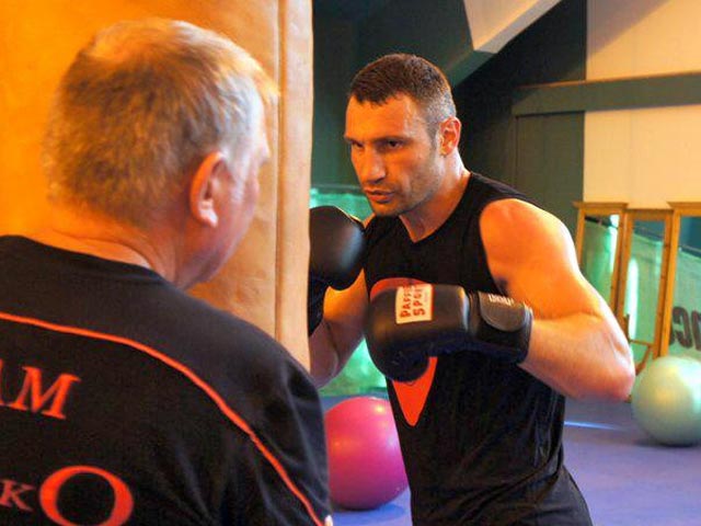 Боксер Виталий Кличко вернулся в Киев, прервав подготовку к очередному бою