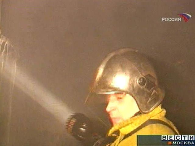 Сильный пожар возник на складе в Южном округе Москвы, его площадь уже превышает 500 квадратных метров