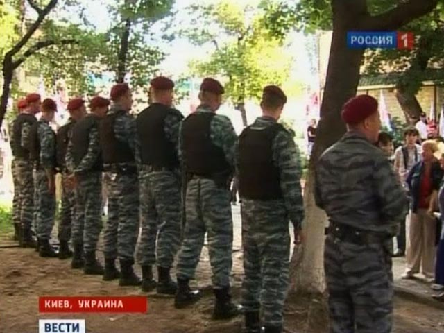 Палаточный городок сторонников Тимошенко сносить не будут, заявил зампред партии "Батькивщина"