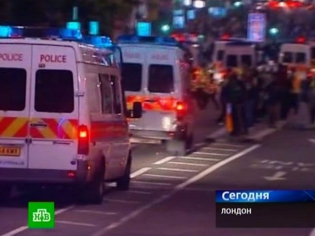 По меньшей мере, одиннадцать человек, включая восьмерых полицейских, пострадали в ходе беспорядков на севере Лондона минувшей ночью, сообщила в воскресенье лондонская служба "скорой помощи"
