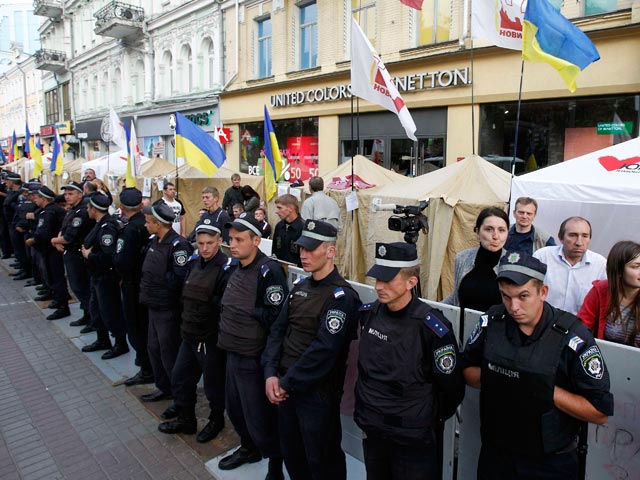 Сторонников Тимошенко, протестующих против ее ареста, окружил спецназ