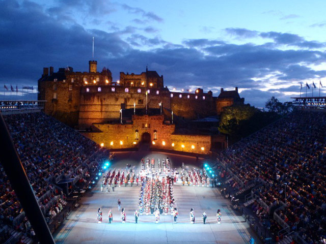 Более тысячи музыкантов и танцоров из разных стран мира стали участниками 61-го Королевского фестиваля военных оркестров в Эдинбурге