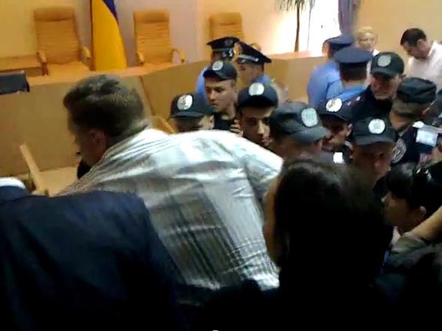 Печерский суд Киева санкционировал арест Юлии Тимошенко 5 августа. Экс-премьера обвиняют в злоупотреблениях при подписании газовых соглашений с Россией в 2009 году, повлекших, по данным следствия, за собой ущерб на сумму более 200 млн долларов