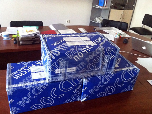 В своем блоге Навальный опубликовал фотографию трех больших запечатанных коробок "Почты России", в которых ему прислали протоколы нескольких заседаний совета директоров - всего четыре с половиной тысячи листов