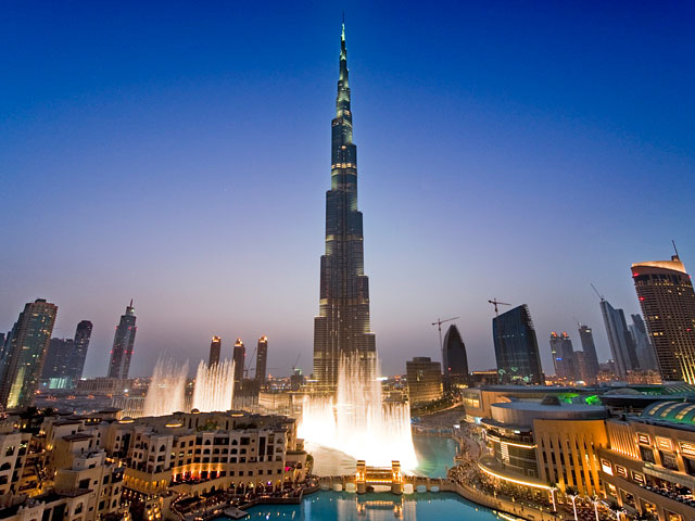 Департамент по делам ислама и благотворительной деятельности Дубая выпустил фетву, предписывающую жителям самого высокого строения в мире - 828-метрового небоскреба Burj Khalifa - заканчивать пост чуть позже, чем это делают мусульмане, живущие ближе к зем