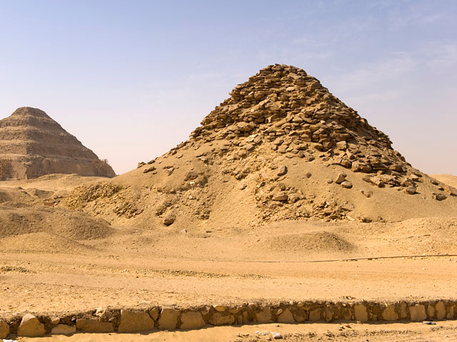 Считающаяся древнейшей в Египте ступенчатая пирамида Джосера в Саккаре оказалась под угрозой разрушения после остановки реставрационных работ