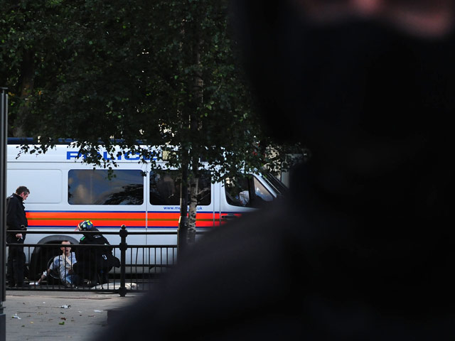 В больнице Лондона скончался 26-летний мужчина, ставший первой жертвой беспорядков в Великобритании. Его ранили вечером 8 августа на юге столицы - в округе Кройтон