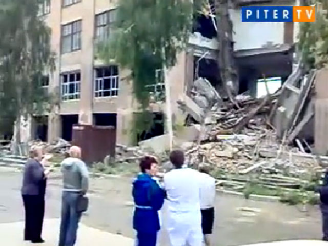 Шестеро осужденных оказались под завалами ветхого здания в Кемерово накануне вечером