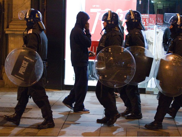 Под давлением британской общественности, неудовлетворенной действиями правоохранительных органов, полиция Большого Лондона заявила о том, что ужесточает тактику борьбы с грабителями и мародерами