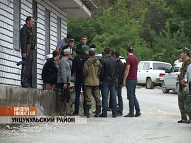 В Унцукульский район Дагестана, где в результате массовой драки со стрельбой погибли семь человек, в том числе, трехлетняя девочка, введены дополнительные силы из сотрудников правоохранительных органов и воинских подразделений
