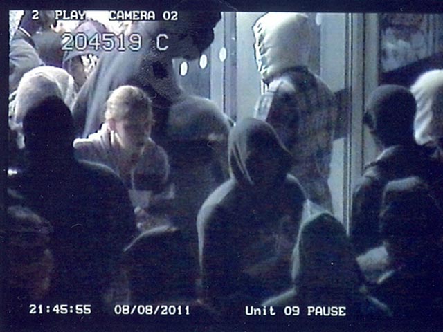 Лондонская полиция опубликовала первые фотографии разыскиваемых молодых людей, замеченных камерами наблюдения во время погромов магазинов и мародерства