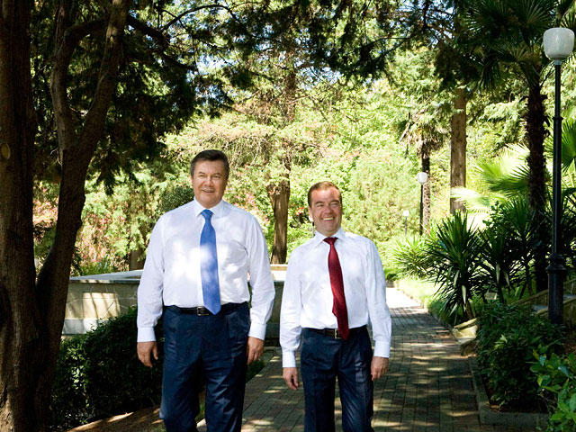 Российский и украинский президенты Дмитрий Медведев и Виктор Янукович встретились в Сочи, чтобы обсудить накопившиеся проблемы