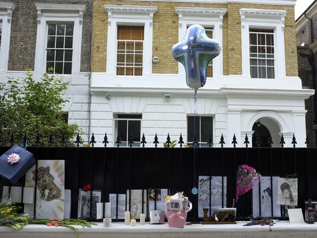 В Великобритании воры надругались над памятью недавно умершей эстрадной артистки Эми Уайнхаус. Из лондонского дома певицы исчезли неопубликованные записи ее песен, а также музыкальный инструмент