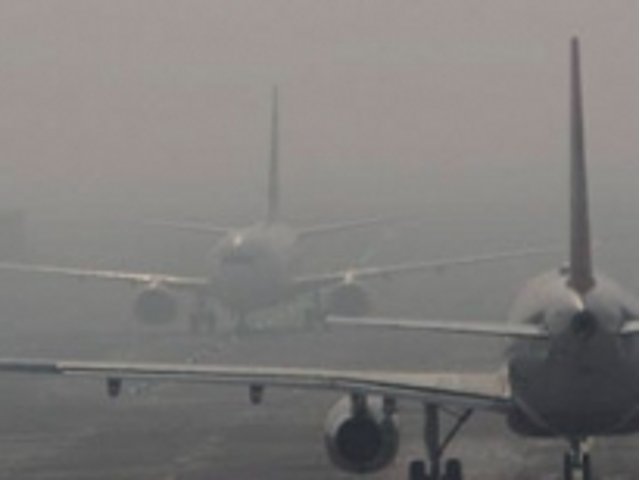 Аэропорт "Внуково" из-за густого тумана не принимает самолеты, их перенаправляют в "Домодедово" и "Шереметьево"