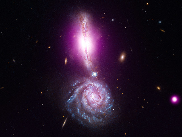 Специалисты NASA, работающие с орбитальными телескопами Hubble и Chandra, обнародовали снимок космического "восклицательного знака" из двух сливающихся галактик