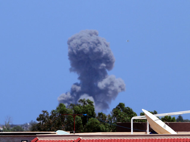 Натовская авиация продолжает бомбить Триполи. На фото взрыв 1 августа 2011 года