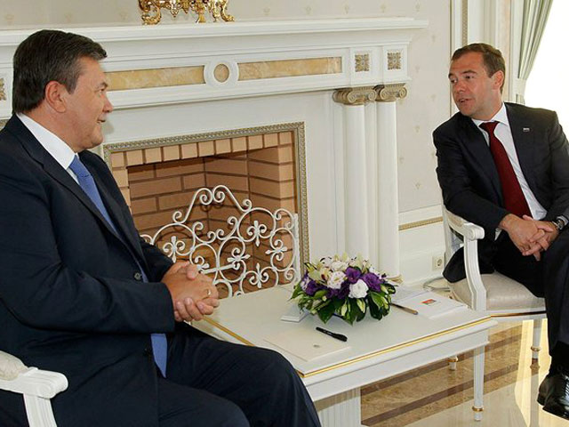 На вчерашних закрытых переговорах в Сочи президент России Дмитрий Медведев призвал украинского коллегу Виктора Януковича не политизировать вопросы взаимодействия в газовой сфере