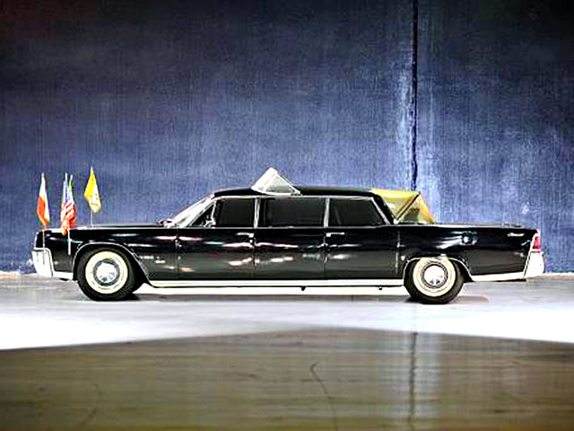 На аукцион будет выставлен автомобиль Lincoln Continental Landaulet 1964 года выпуска, созданный специально для Папы Римского
