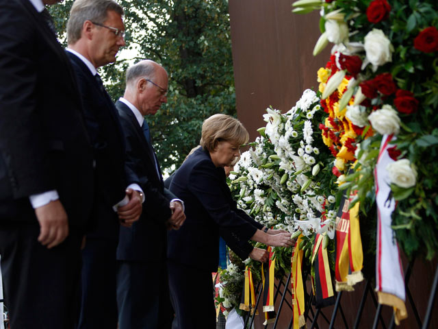 Президент (на фото - слева) и канцлер Германии почтили память жертв Берлинской стены