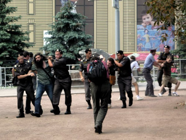 Сотрудники столичной полиции задержали 17 человек, участвовавших в несанкционированной акции у Соловецкого камня