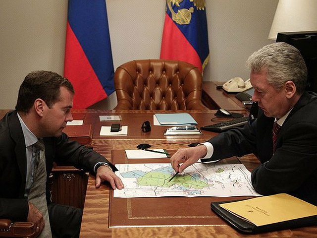 "Если будут переноситься федеральные учреждения на вновь образованную территорию - естественно, будет разгружаться центр, он не будет так загружен", - сказал мэр. "Не "если", а будут, это уже приняли", - прервал его речь Медведев