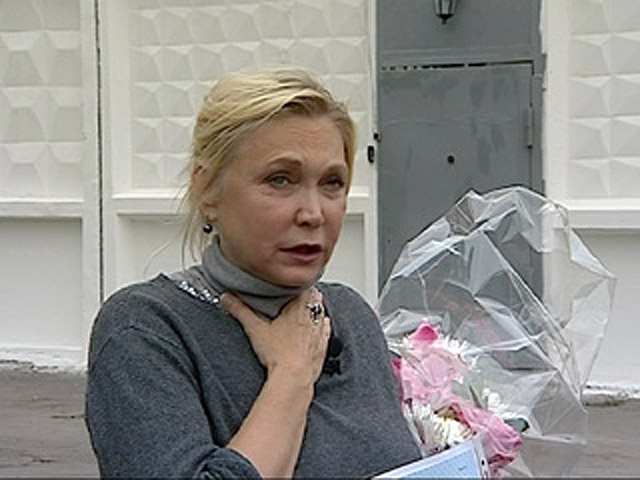 Актриса Наталья Захарова, освобожденная 9 августа из колонии, выступила в понедельник на костромском кинофестивале "Созвездие" с моноспектаклем "Лики любви"