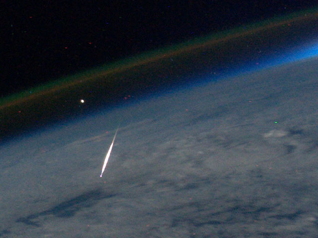 В минувшее воскресенье Рон Гаран сделал впечатляющий снимок одного из эпизодов звездопада. На фото видно, как к покрытой облаками Земле, прочерчивая огненный след, стремительно летит метеор