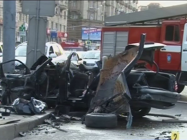 ДТП произошло в центре города - примерно в 6:30 на Садово-Сухаревской улице Mercedes выехал на встречную полосу и лоб в лоб протаранил Hyundai
