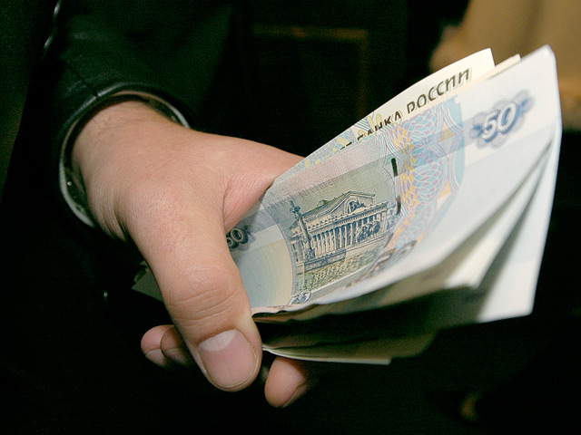 Россия усиливает свое влияние на Белоруссию, что может привести в перспективе к введению на ее территории российского рубля в качестве единой валюты и безоговорочной продаже российскому капиталу белорусских активов, считают белорусские политики