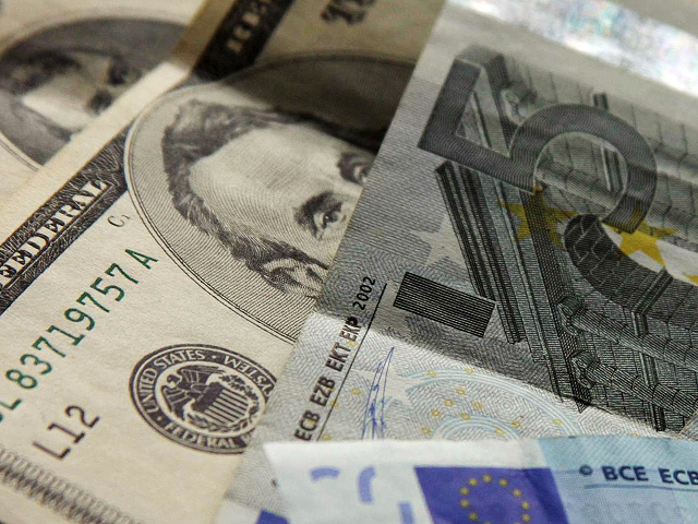 На международном рынке Forex доллар растет к евро. По состоянию на 11:31 по московскому времени за евро давали 1,4376 доллара по сравнению с 1,4407 доллара по итогам торгов 16 августа в Нью-Йорке