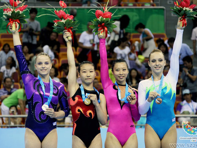 За 24 часа 18-летняя южнокорейская гимнастка Чо Хен Чжу (вторая слева), выступающей на Всемирной летней Универсиаде в Шеньжене, получила травму с риском для жизни, выписалась из больницы и завоевала золотую медаль