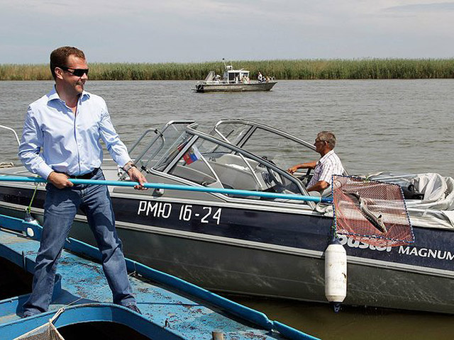 В среду Медведев в ходе водной прогулки выпустил на волю сотню молодых осетровых