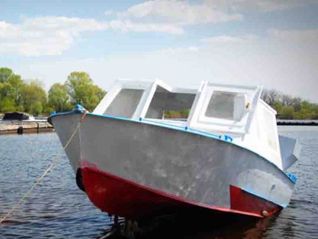 В акватории Волги в Саратове речной буксир-толкач РБТ-85 протаранил катер "Прогресс" с рыбаками. В результате один человек погиб, еще один пострадал