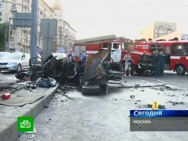СМИ получили засекреченное видео "классической аварии стритрейсеров" на Садовом, где разбился актер Емшанов