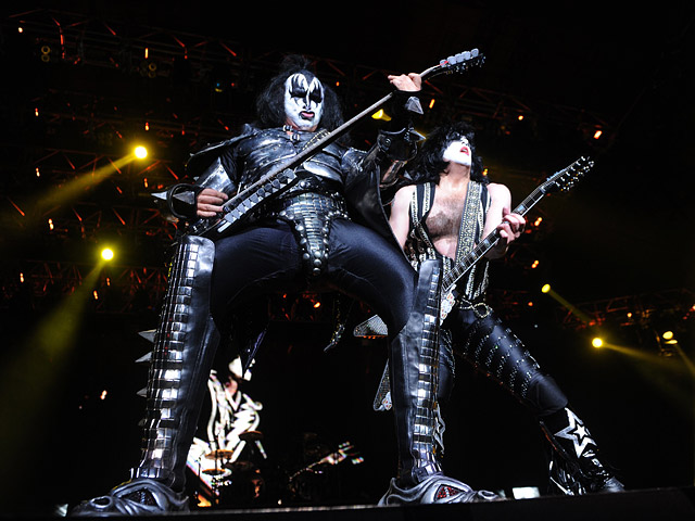 Группу Kiss исключили из списка музыкантов, приглашенных на концерт памяти Майкла Джексона после того как брат певца и поклонники Джексона припомнили, что басист группы Джин Симмонс обвинял Джексона в домогательстве к детям