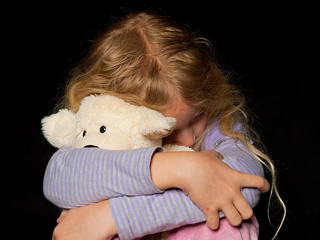 В детском лагере в поселке Серово Курортного района Ленинградской области шестилетняя девочка стала жертвой педофила