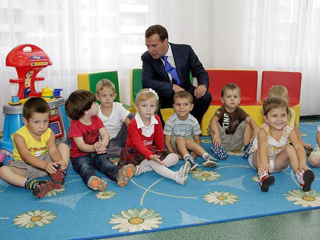 Президент РФ Дмитрий Медведев побывал в Майкопе. Там он провел педагогическое совещание, а кроме того - заглянул в новый детский сад