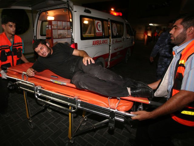 Израильская авиация разбомбила сегодня ночью комплекс зданий службы безопасности движения "Хамас" в городе Газа. Палестинские СМИ сообщили о гибели 13-летнего мальчика и ранении еще 17 человек