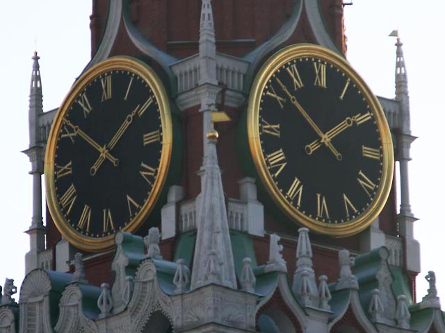 Российское правительство решило изменить время в трех регионах страны, "подтянув" их на 1 час поближе к столичному