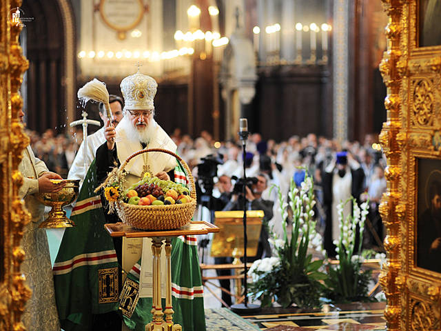 Патриарх Кирилл совершил на Преображение литургию в храме Христа Спасителя и освятил плоды нового урожая - яблоки и виноград