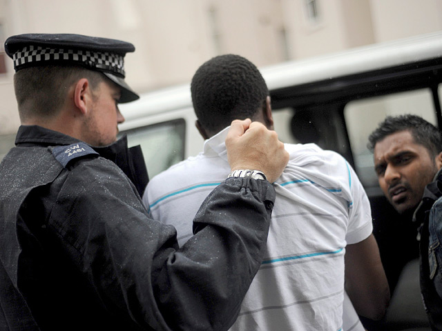 Около 150 иностранцев, задержанных за участие в беспорядках, захлестнувших в начале августа города Великобритании, будут депортированы