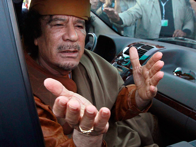 "Их время кончилось, они бегают из города в город как крысы", - сказал Каддафи в обращении