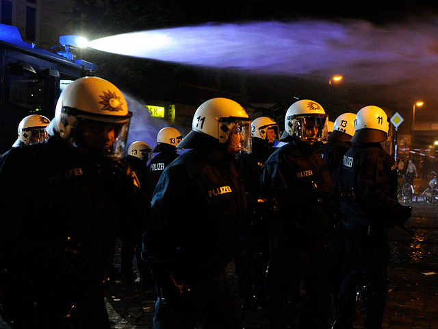 Уличное гулянье в ночь на воскресенье в Гамбурге обернулось в серию беспорядков и стычек с полицией