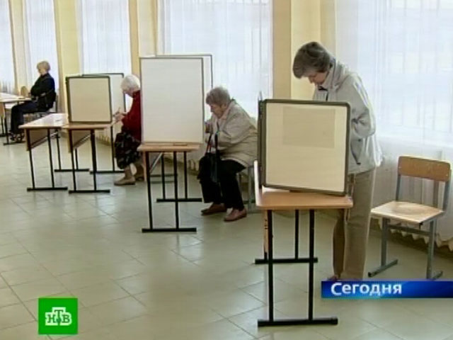 Петербургские оппозиционеры, маскируясь под журналистов, мешают проведению выборов, утверждают в "ЕР"
