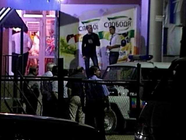 Накануне в Махачкале неподалеку от супермаркета "Ястреб" был совершен двойной теракт, в результате которого ранения получили более 20 человек, в том числе шестеро полицейских и трое детей