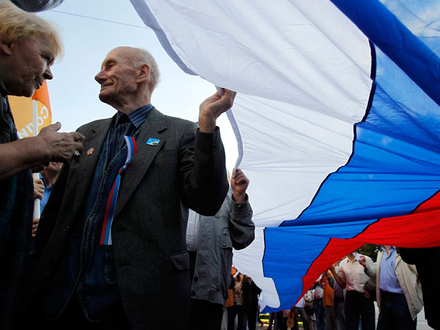 Оппозиционеры, включая "Николая второго", в честь Дня российского флага провели шествие в центре Москвы