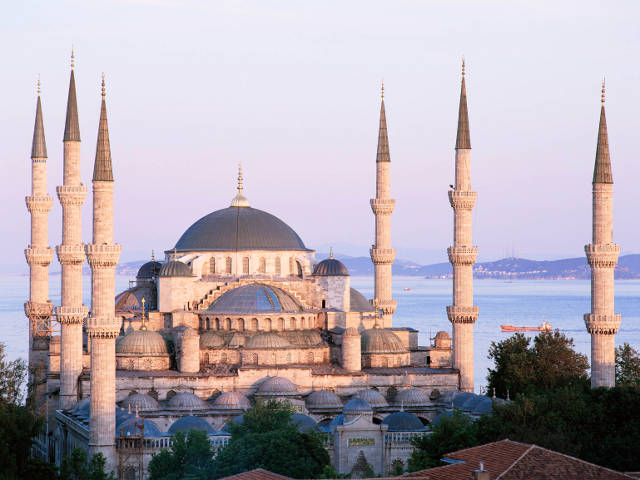Турецкое управление по делам религии готовит новый проект, который предполагает введение дресс-кода при посещении туристами мечети Султанахмет в Стамбуле